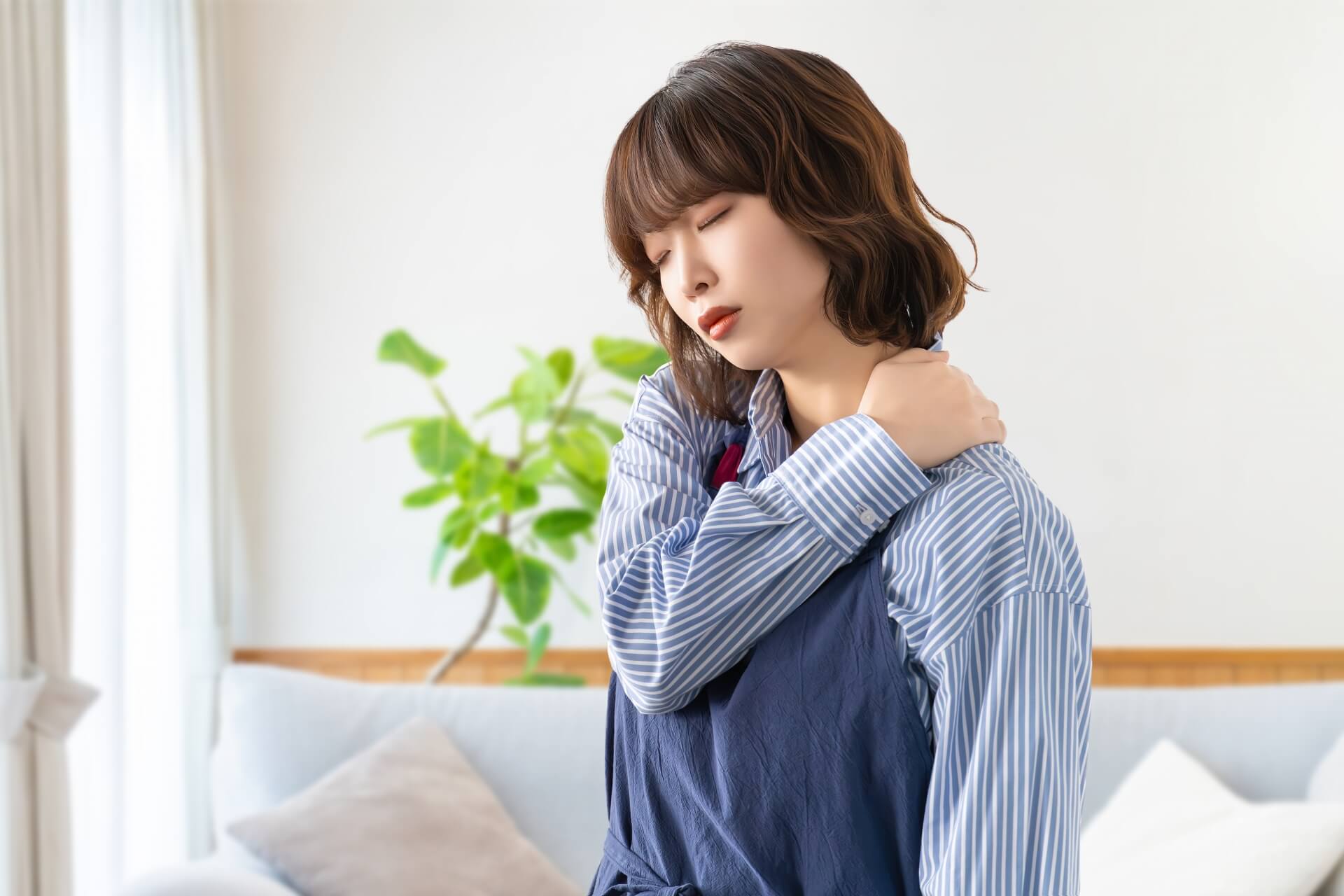 肩こりに悩む女性