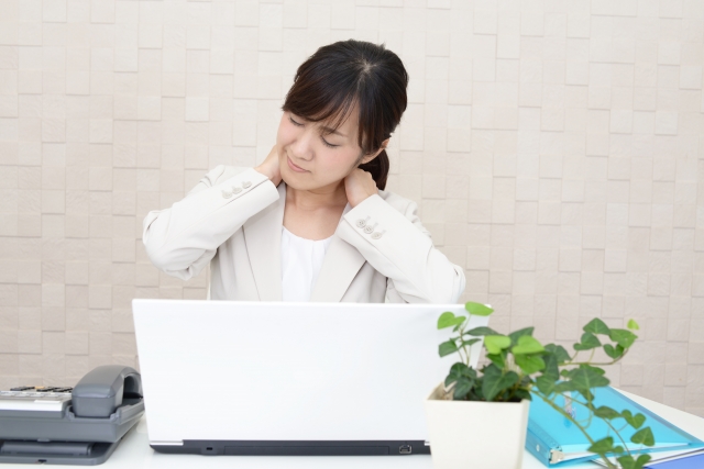 ストレートネックに悩む女性