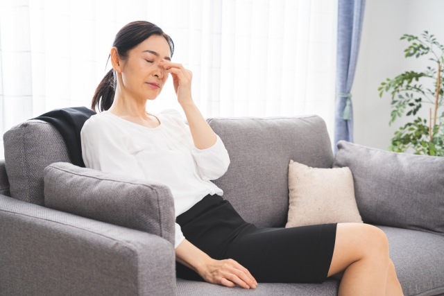 頭痛に悩む女性