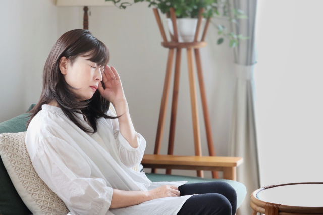 頭痛に悩む女性