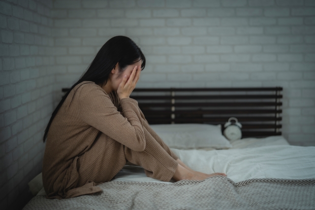 不眠で悩む女性