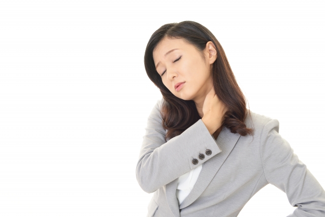 首こりに悩む女性