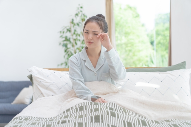 寝不足で悩む女性