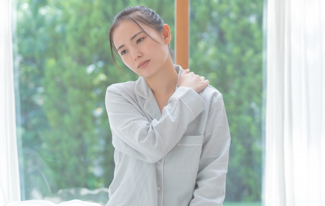 首や肩がこる女性